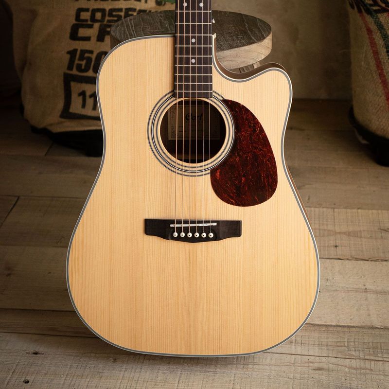 Cort MR500E NT Westerngitar med pickup